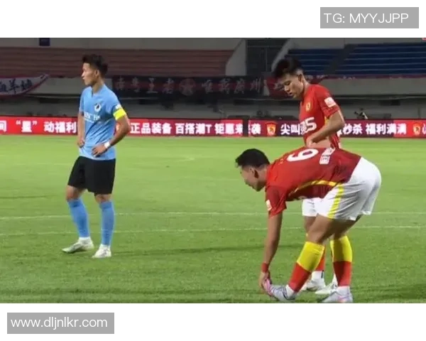 深圳队与大连人比赛中意外担架事件引发的思考与讨论